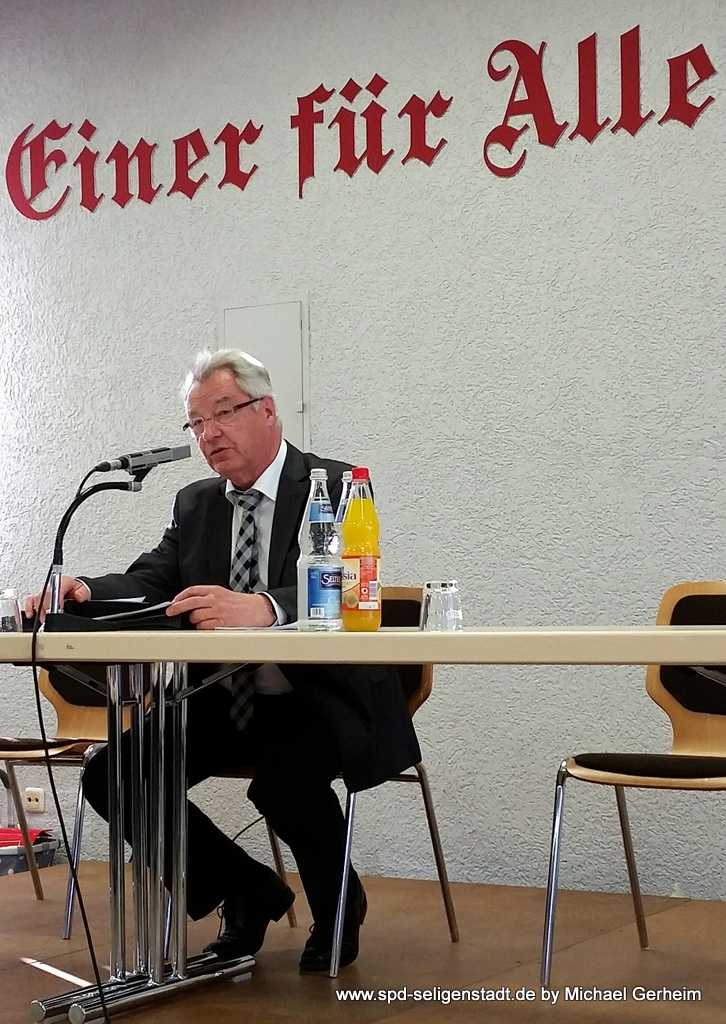 Rolf Wenzel leitet die Sitzung