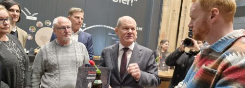 Bundeskanzler Olaf Scholz im Gespräch in der Seligenstädter Brauerei Glaab