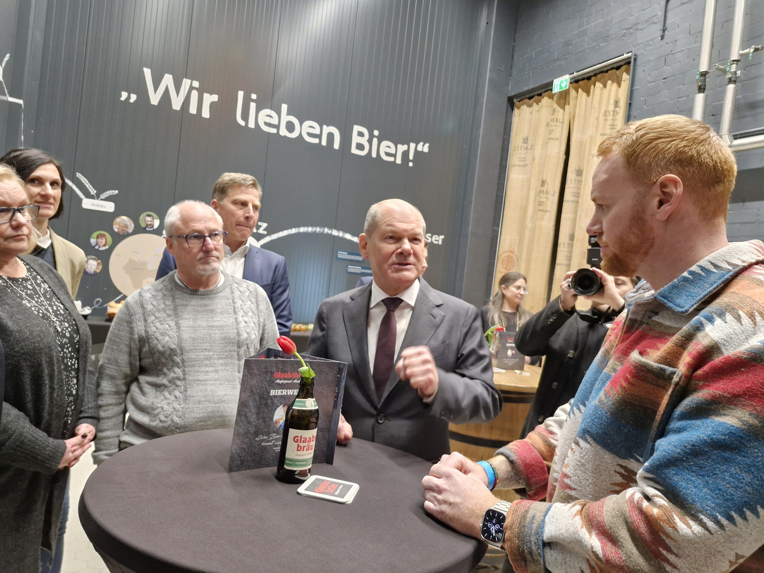 Bundeskanzler Olaf Scholz im Gespräch in der Seligenstädter Brauerei Glaab